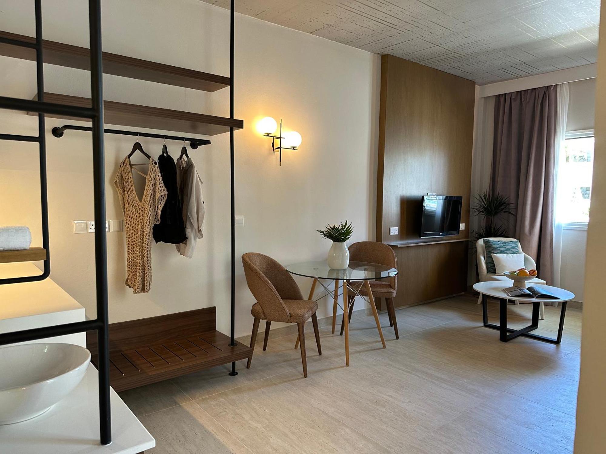 King Jason Paphos - Designed For Adults By Louis Hotels Eksteriør billede