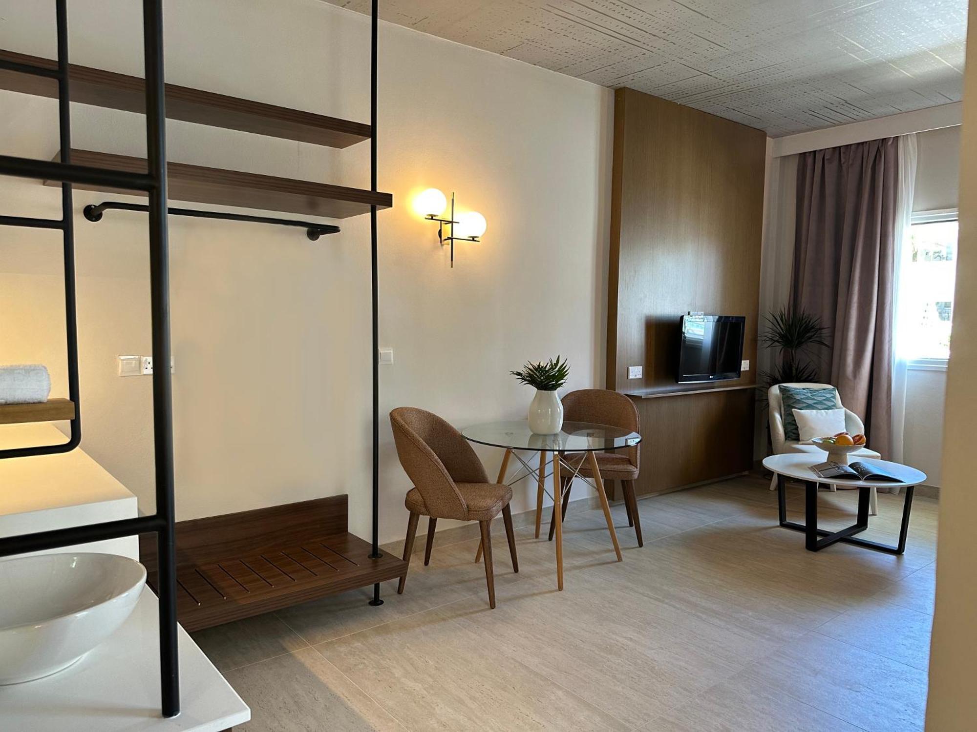 King Jason Paphos - Designed For Adults By Louis Hotels Eksteriør billede